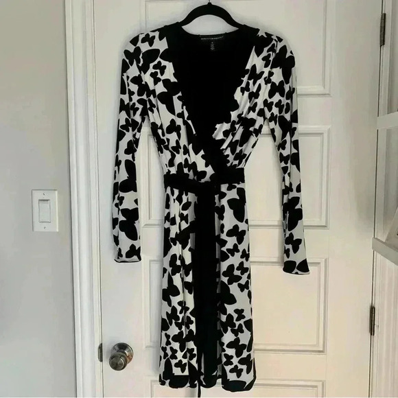WHITE HOUSE BLACK MARKET - Black and white Butterfly pattern wrap dress - Size 6 - Picture 1 of 7